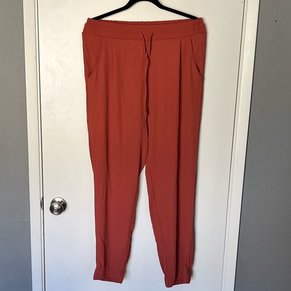 Burnt orange jogger pant.